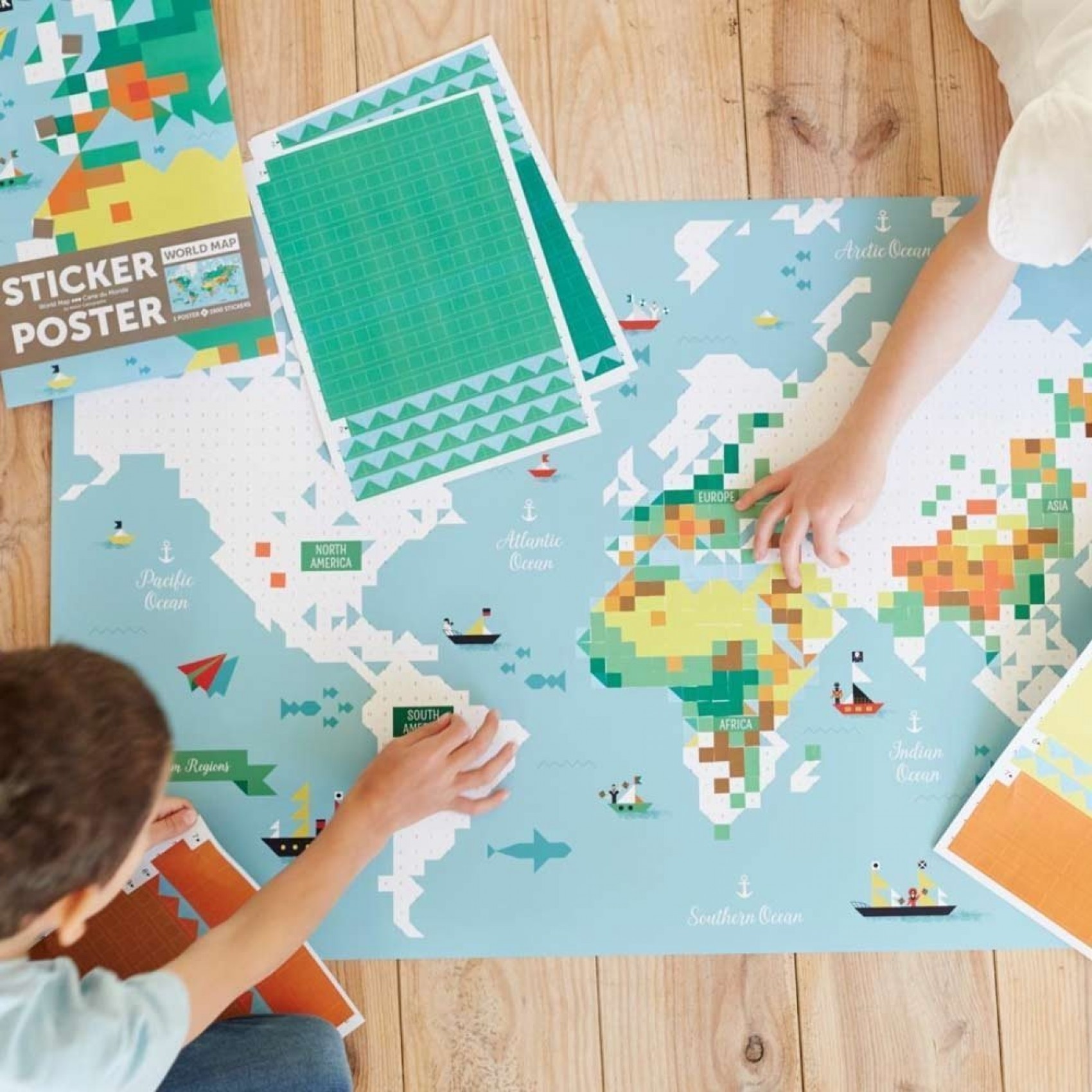 POPPIK Affiche Sticker Voyage Du Monde - Poster Interactif Multilingue Avec 71 Autocollants Pour Enfants Dès 7 Ans (68 X 100 Cm)