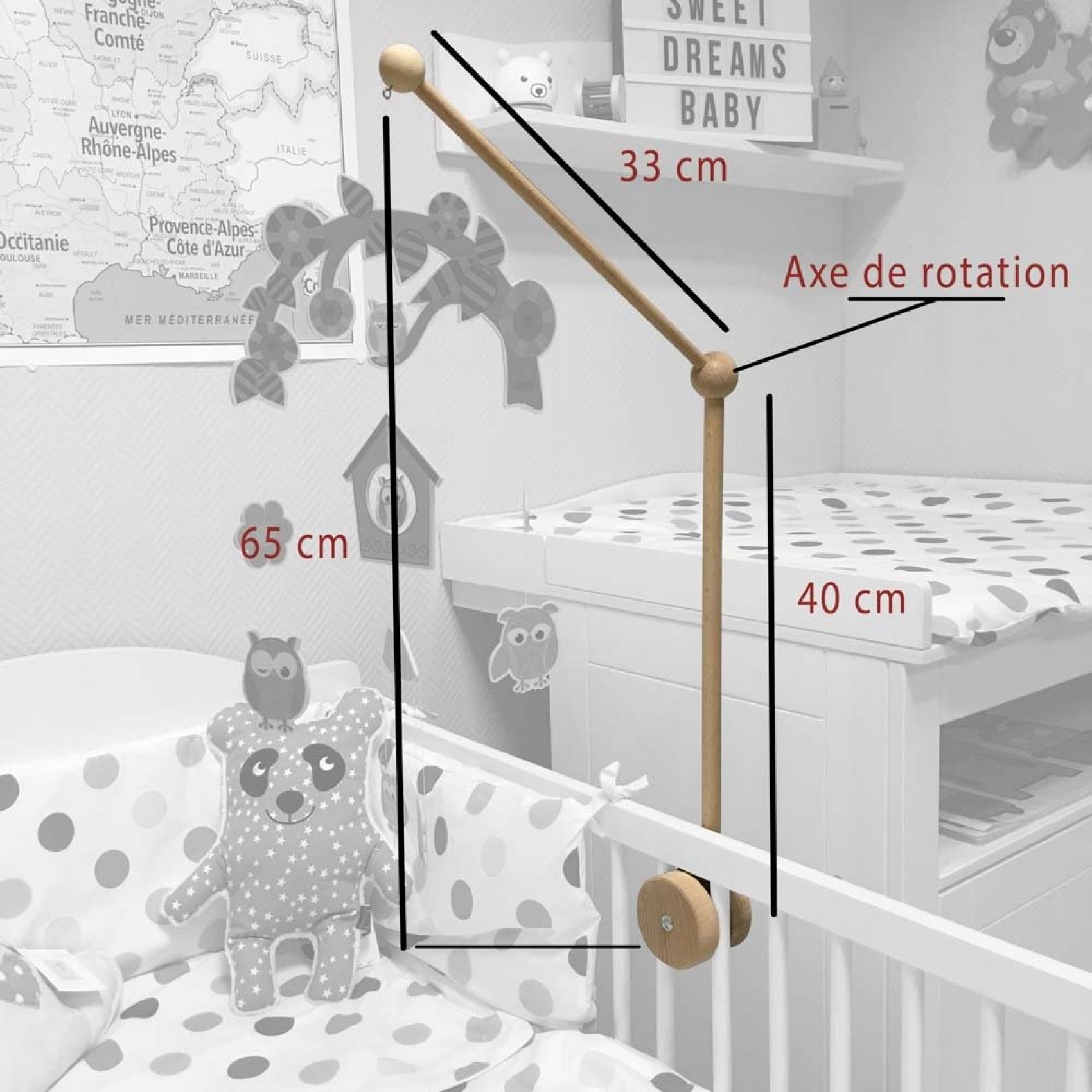Le support en bois pour suspendre le mobile de bébé à son lit