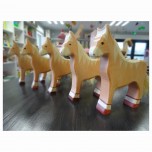 Cheval debout marron clair - Holztiger